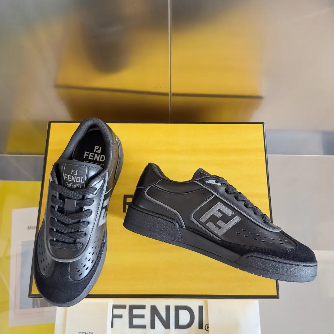 【FENDI】Top P: 740💰 Leather Couple Size: Women's 35-41 / Men's 39-45 Top version: Fendi Fendi match series Couple's Film Casual Sports Shoes Sneakers Original purchase, development, production of these FENDI Match lace-up sneakers. Small perforations accent the upper. Made of white leather with beige suede details. Matcha green leather FF applique. Rubber sole with FENDI lettering on the side. Comes with exquisite packaging at the counter🛍📦 ▪️ Fabric: Original custom imported first-layer cowhide ▪️ Lining: Imported custom breathable mesh ▪️ Sole: Original molded TPU two-color combination sole ▪️ Sole thickness: 3CM.